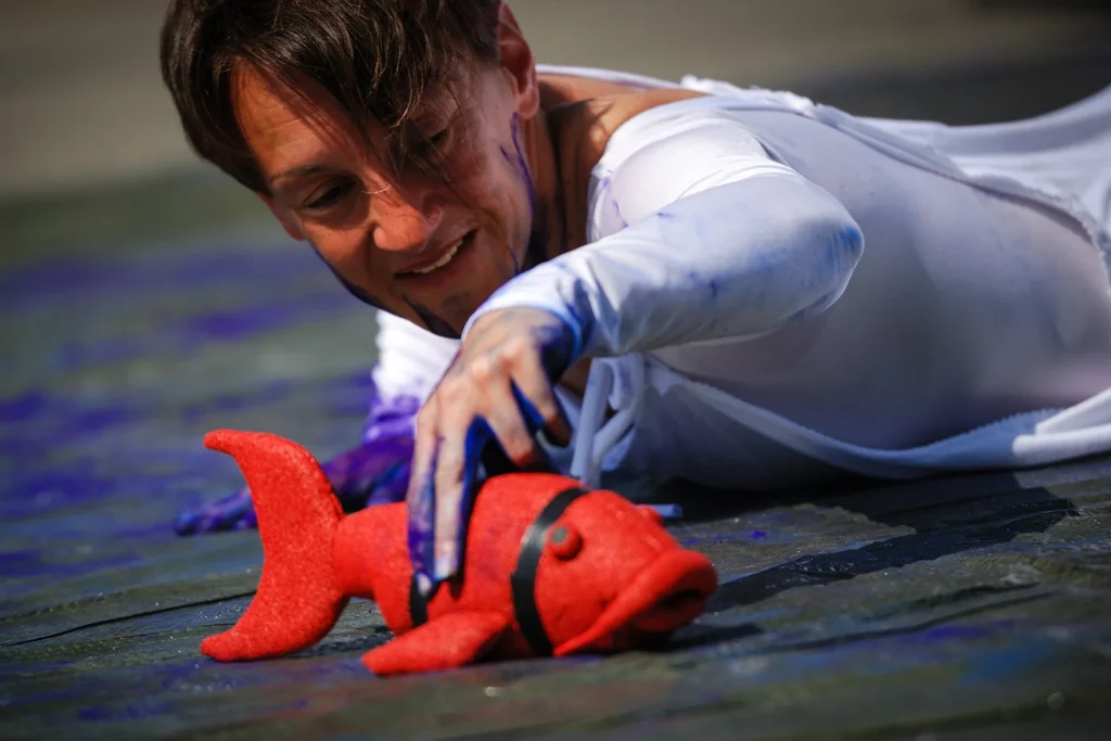 Virginie Foucaud avec poisson rouge